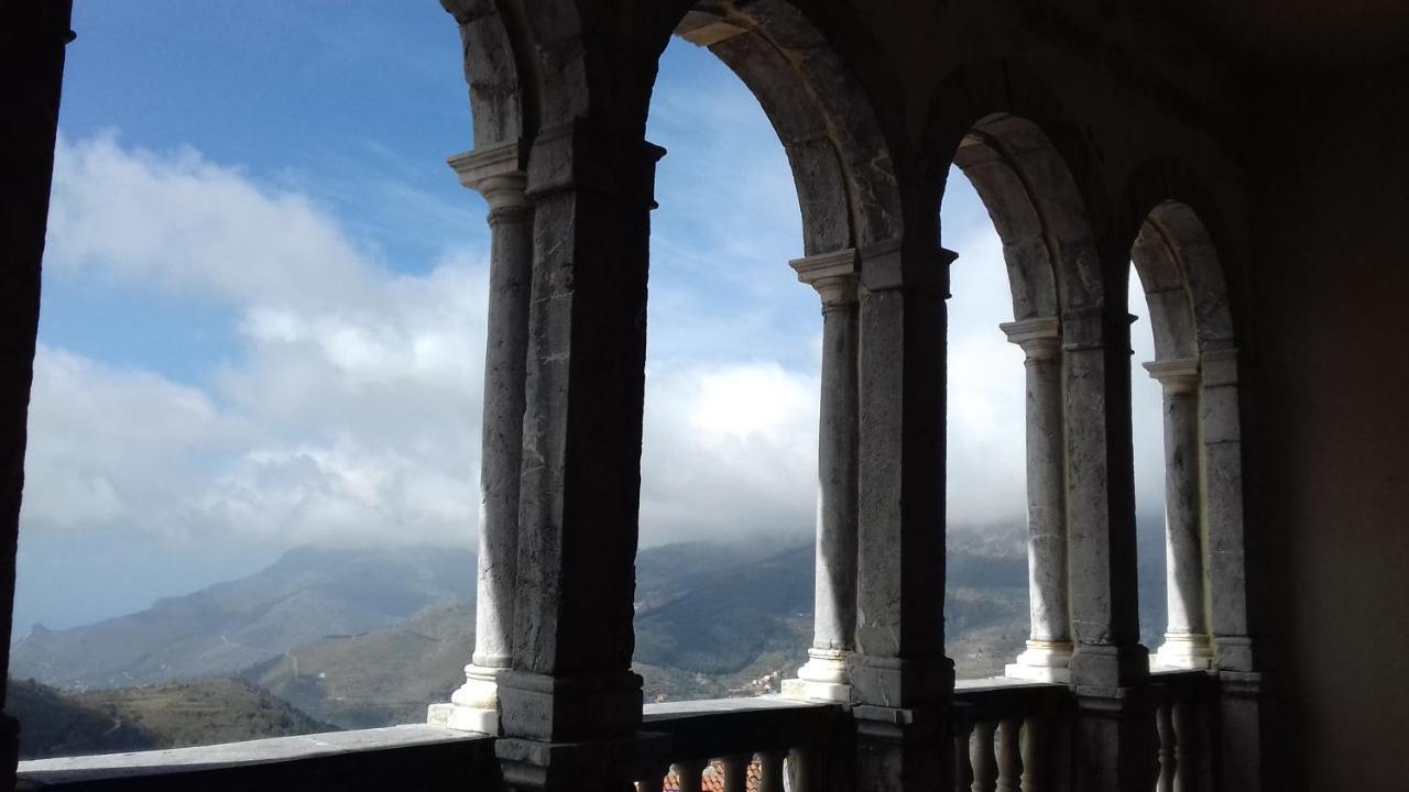 Bed and Breakfast Monolocale Nel Centro Storico Aieta Exterior foto