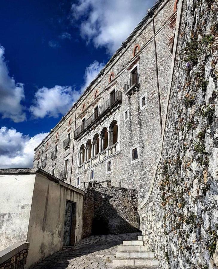 Bed and Breakfast Monolocale Nel Centro Storico Aieta Exterior foto